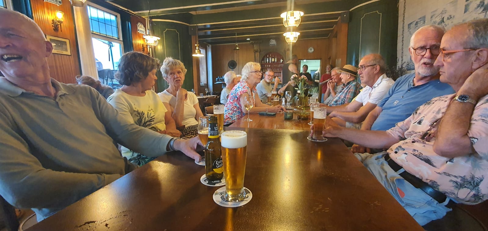 uitslag en nazit in het sociëteitslokaal